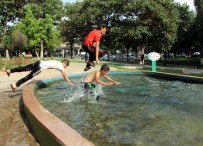 ELEKTRİK ÇARPMASI - Sıcak Havadan Bunalan Çocuklar Süs Havuzlarında Serinliyor