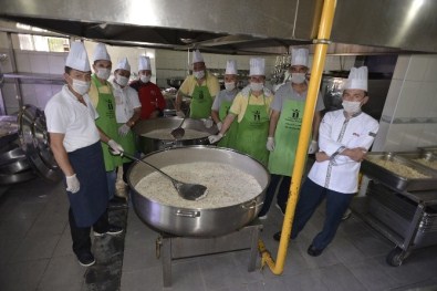 Tepebaşı'nda Günlük 5 Bin Porsiyon Sıcak Yemek Dağıtılıyor