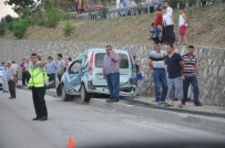 YOLCU MİNİBÜSÜ - Yolcu Minibüsü Kaza Yaptı Açıklaması 2 Yaralı