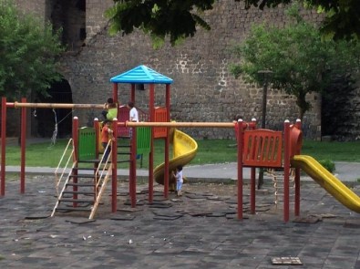 5 Ay Önce Bombalar Patlıyordu, Bugün Çocuk Sesleri Yükseliyor