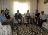 AYHAN AKPAY - Bolvadin Kaymakamı Akpay, Şemdinli'de Yaralanan Askeri Evinde Ziyaret Etti