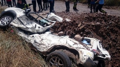 Hafriyat Kamyonunun Altında Ezilen Araçtan 5 Kişi Sağ Çıktı