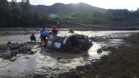 Muş'taki Sel Baskınında Ölen Çocuk Ve Annesi Toprağa Verildi