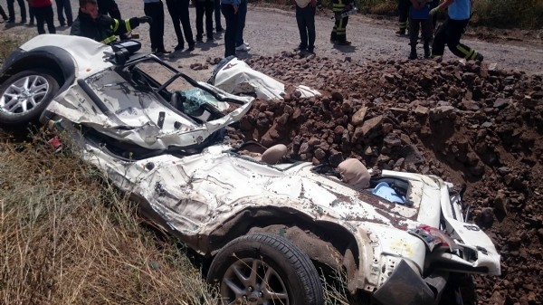 Kağıt gibi araçtan sağ çıktılar