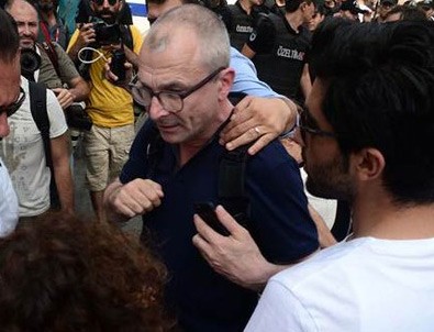 Alman vekil Taksim'de gözaltına alındı