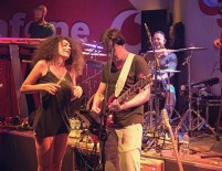 CEM YILMAZ - Cem Yılmaz çaldı Dilan Çıtak söyledi