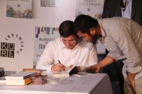 AHMET DAVUTOĞLU - Eski Başbakan Davutoğlu Orucunu Kitapseverlerle Açtı