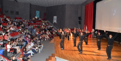 Yabancı Öğrencilerden Türkçe Yılsonu Gösterisi