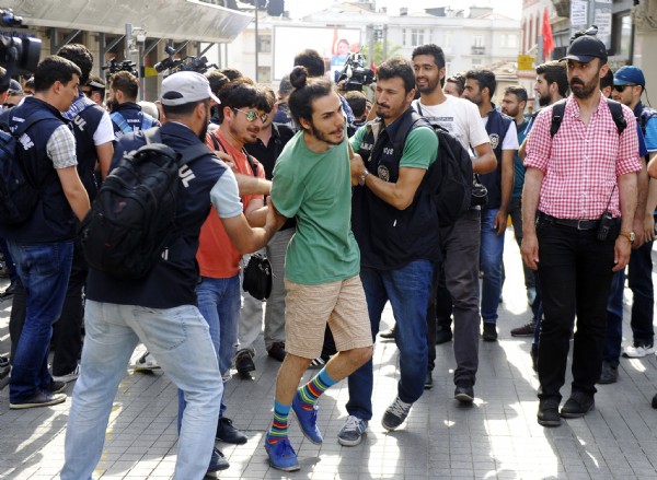 Beyoğlu'nda LGBT'li gruba müdahale