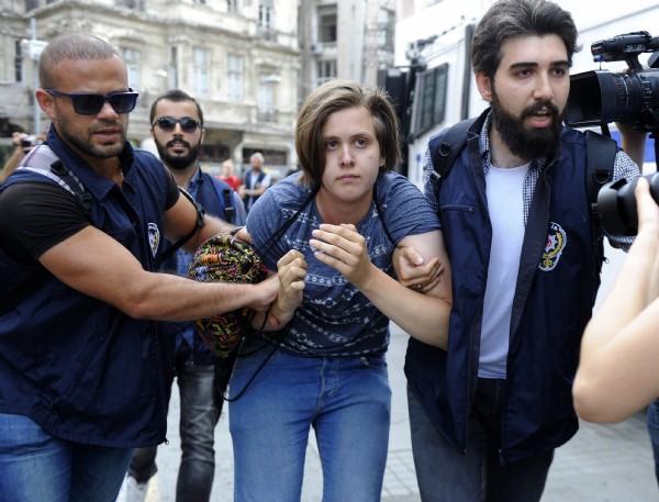 Beyoğlu'nda LGBT'li gruba müdahale