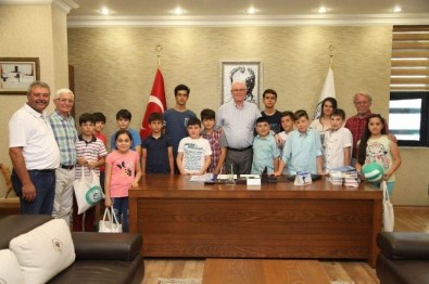 Başkan Kurt'tan Başarılı Öğrencilere Futbol Ve Voleybol Topu