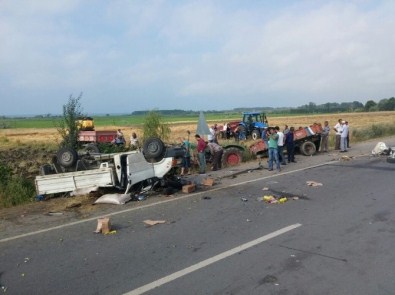 Kamyonet Pikap Park Halindeki Traktöre Çarptı Açıklaması 1 Yaralı