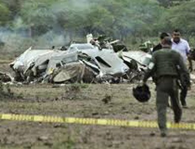 O ülkede askeri uçak düştü: 17 ölü