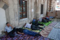 Tokat'ta Sıcaktan Bunalan Vatandaşlar Cami Avlusunda Serinledi
