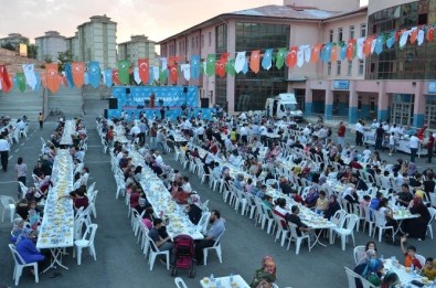 Yeşilyurt Belediyesi Meydan İftarı TOKİ'de Kuruldu