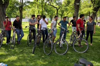 AGÜ'lü Öğrencilere Sağlık Bakanlığı'ndan Bisiklet