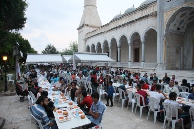 Büyükşehir'den Günde 4 Bin Kişiye İftar Yemeği