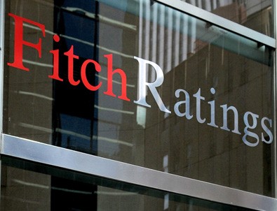 Fitch İngiltere'nin kredi notunu düşürdü