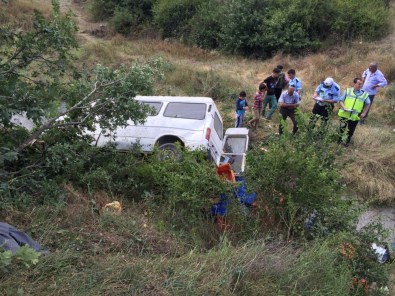 Minibüs Şarampole Yuvarlandı Açıklaması 3 Yaralı