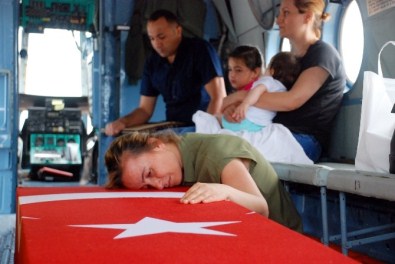 İftara Giderken Şehit Edilen Uzman Çavuşun Eşi Ve Kızları Yürekleri Dağladı