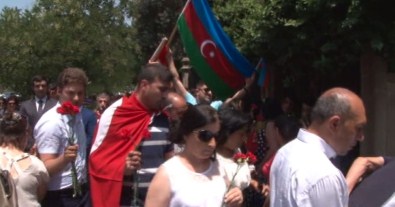 İstanbul'daki Saldırı Bakü'de Kınandı