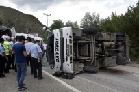 YOLCU MİDİBÜSÜ - Midibüs Yan Yattı Açıklaması 19 Yaralı