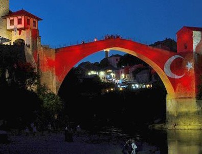 Mostar Köprüsü kırmızı beyaz renklere büründü