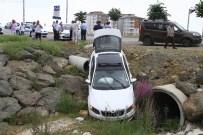 Samsun'da Kaza Yapan Araç Su Kanalına Düştü Açıklaması 1 Yaralı