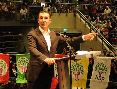 Cem Özdemir HDP ile kol kola!