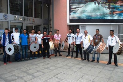 İzmit'te Vatandaşları Ramazan'da 53 Davulcu Uyandıracak