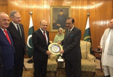Milli Savunma Bakanı Işık Pakistan Cumhurbaşkanı Hüseyin İle Bir Araya Geldi