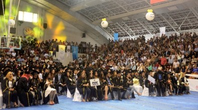Toros Üniversitesi'nde Mezuniyet Coşkusu