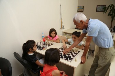 Mezitli Belediyesi'nin Satranç Kursuna Yoğun İlgi