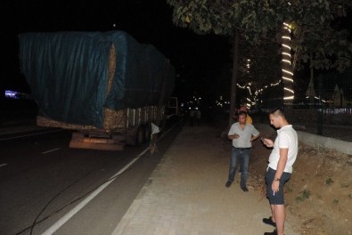 Saman Yüklü Kamyon Ortalığı Birbirine Kattı