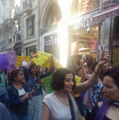 İstiklal Caddesi'nde prezervatifli eylem