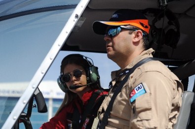24 Yaşında Türkiye'nin İlk Lisanslı Sivil Kadın Helikopter Pilotu Oldu