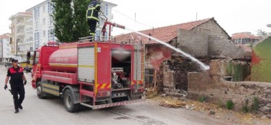 Aksaray'da Harabe Evde Yangın