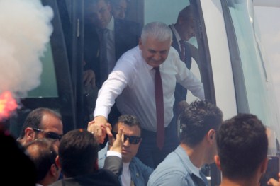 Başbakan Yıldırım Meşalelerle Karşılandı