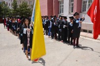 OYUN HAVASI - Kazanlı Öğrenciler 49 Yıl Sonra Mezuniyet Heyecanı Yaşadı