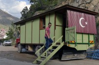 Kendisine Yürüyen Ev Yaptı