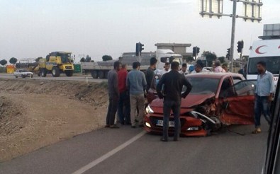 Otomobil İle Hafif Ticari Araç Çarpıştı Açıklaması 5 Yaralı