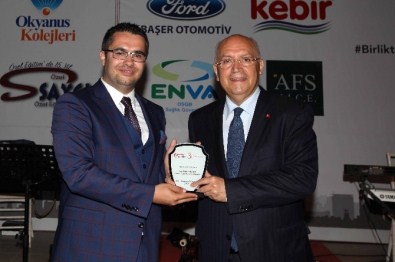 Yılın Eğitim Projeleri Ödülü Yenimahalle Belediye Başkanı Yaşar'a