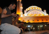 ON BIR AYıN SULTANı - İlk Teravih Namazında Camiler Doldu Taştı