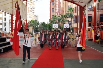 Lise Öğrencilerinin Mezuniyet Coşkusu