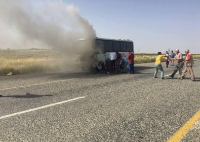 Seyir Halindeki Midibüs Alev Aldı