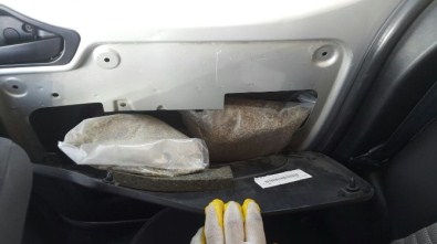 Uyuşturucuları Arabanın Kapısına Ve Motoruna Zulaladı