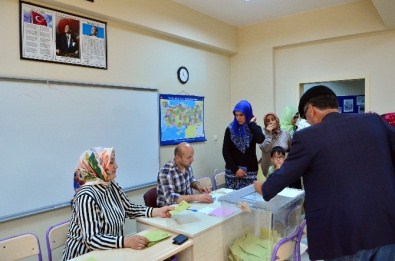 Zonguldak'ta İki Mahallede Muhtarlık Seçimi Sürüyor