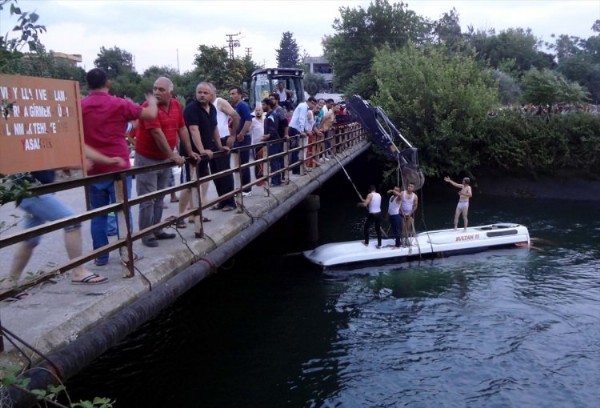 Öğrenci servisi kanala uçtu: 14 ölü