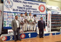 ONUR BAYRAKTAR - Trabzon Büyükşehir Belediyespor Kadın Karate Takımı Avrupa Üçüncüsü Oldu