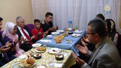 Başbakan Yıldırım, Gecekonduda İftar Sofrasına Konuk Oldu